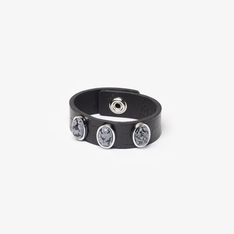 un bracelet en cuir de couleur noir serti d'obsidienne flocon