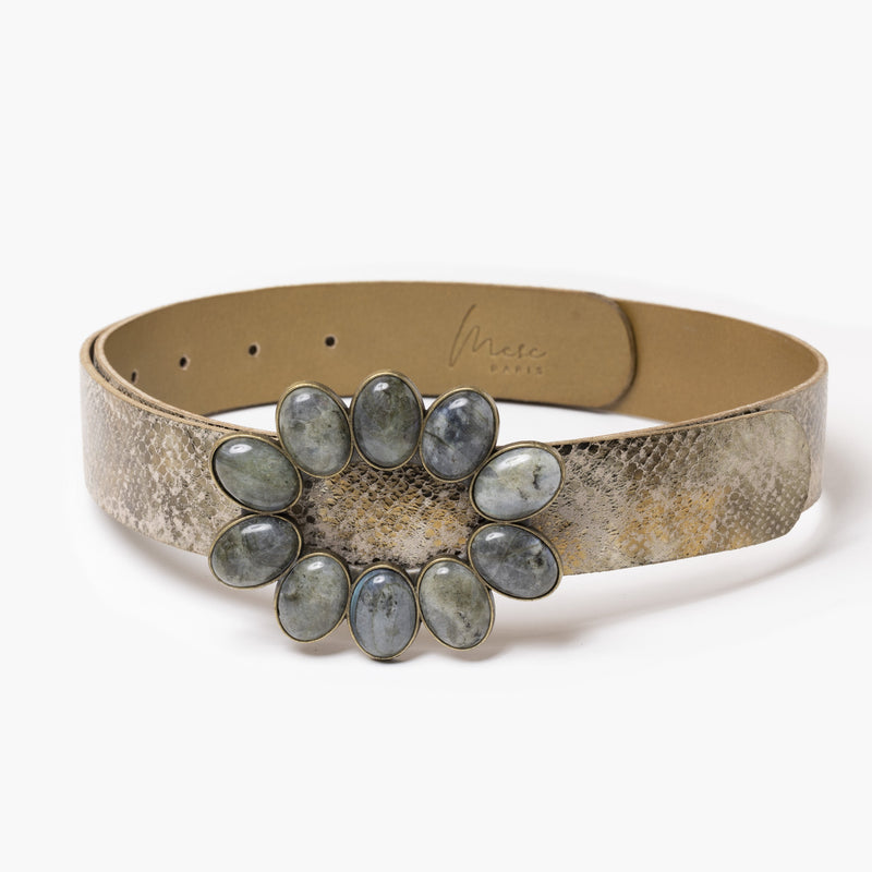 Une boucle en pierres de labradorite habille une ceinture en cuir doré pour femme